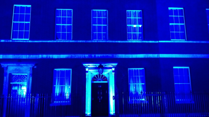 Den engelska premiärministerns bostad, 10 Downing Street, belyst i blått för att uppmärksamma Världsdiabetesdagen den 14 november. Foto: Shutterstock